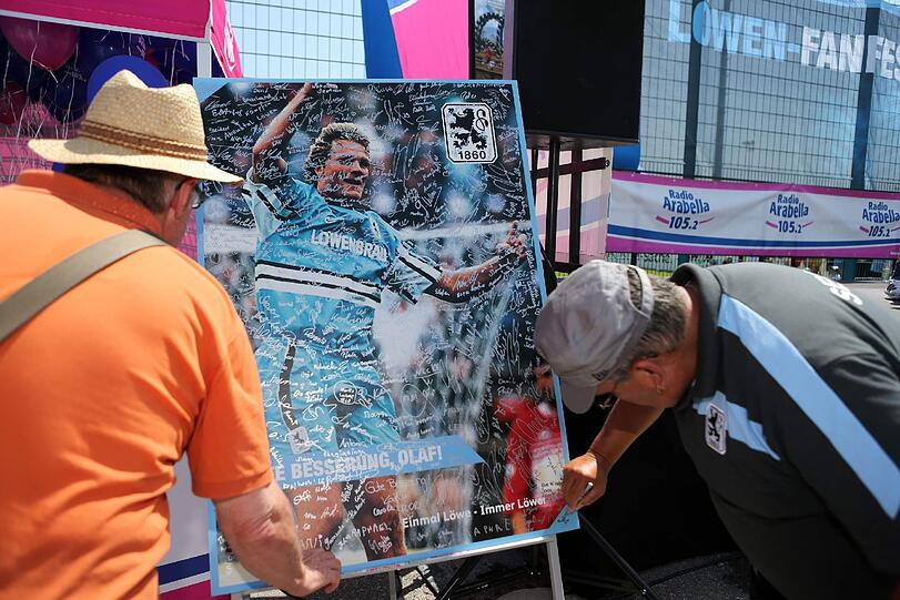 Die Löwen unterschrieben beim Fanfest ein Foto des kranken Ex-Stürmers Olaf Bodden. Später wurde es ihm überreicht. Foto: sampics/Augenklick