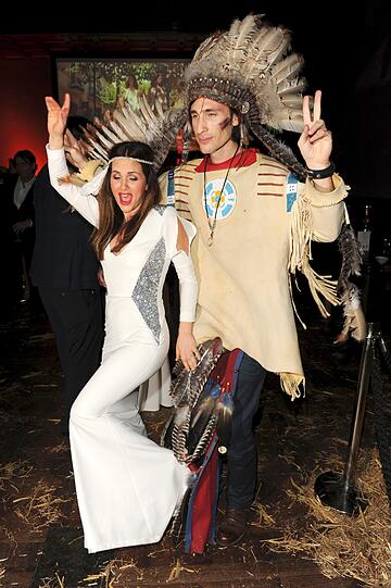 Viktoria Lauterbach mit tanzt Häuptling Patrick. Promis feiern die DressWestern Party zum Opening des Dresscoded Pop Up Store im Ingolstadt Village im Rilano No. 6 in München. Die Bilder.
