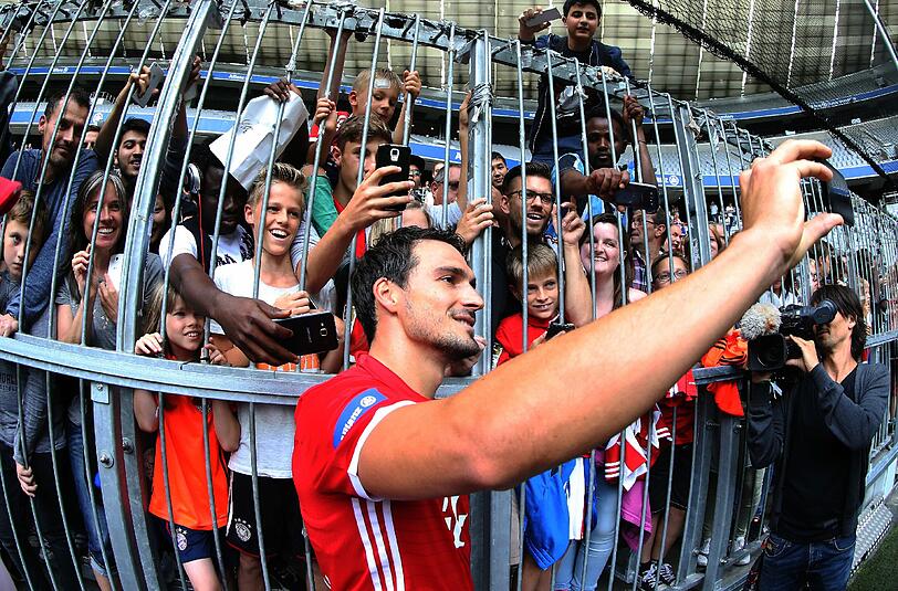 Nach achteinhalb Jahren bei Borussia Dortmund wieder im Trikot des FC Bayern: Mats Hummels beim Selfie mit den Fans.