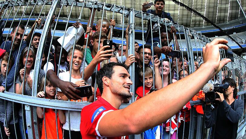 Nach achteinhalb Jahren bei Borussia Dortmund wieder im Trikot des FC Bayern: Mats Hummels beim Selfie mit den Fans. Nach achteinhalb Jahren bei Borussia Dortmund wieder im Trikot des FC Bayern: Mats Hummels beim Selfie mit den Fans.