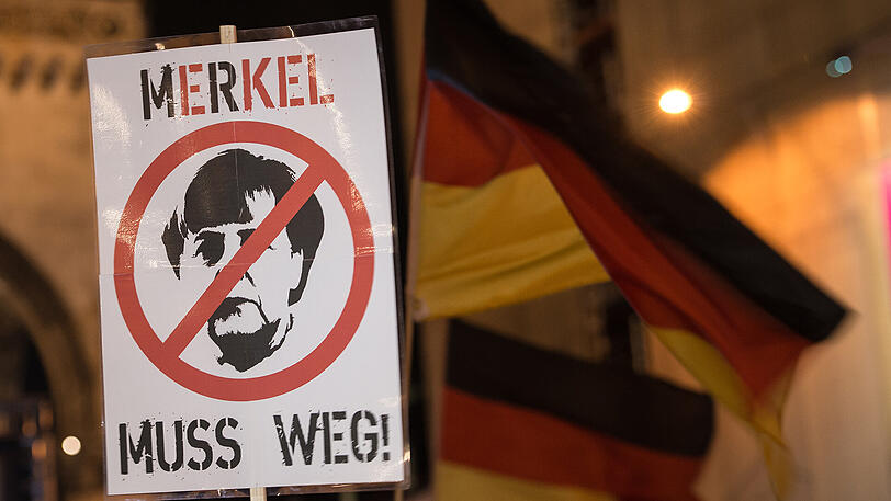 Die "Merkel-muss-Weg"-Fraktion versucht es auch auf dem Rechtsweg.