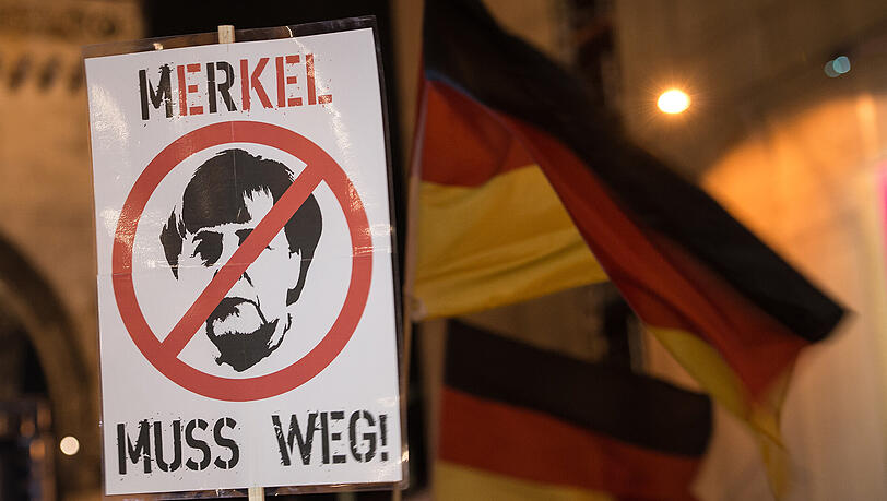 Die "Merkel-muss-Weg"-Fraktion versucht es auch auf dem Rechtsweg. Die "Merkel-muss-Weg"-Fraktion versucht es auch auf dem Rechtsweg.