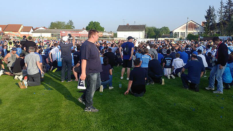 Kein Halten mehr: Der TSV 1860 ist Meister, die Fans stürmen den Platz.