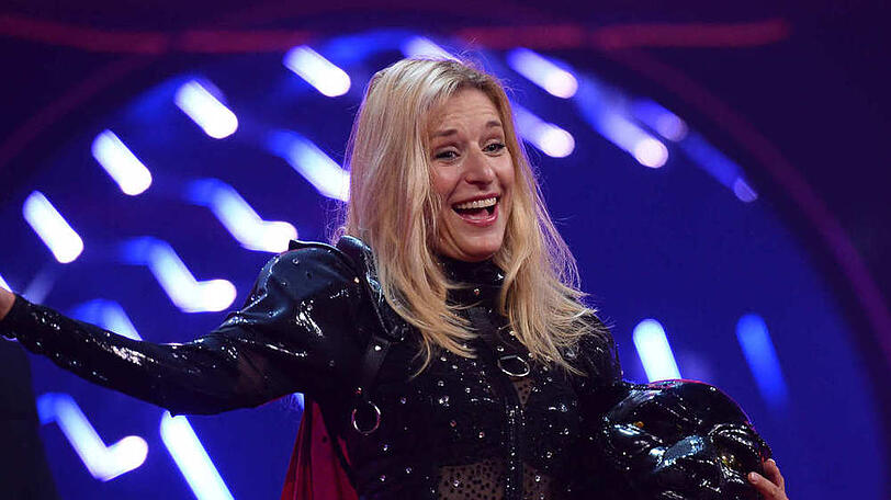 Stefanie Hertel faucht unter der Panther-Maske