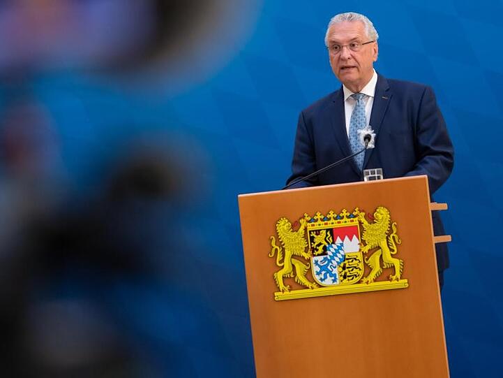 Joachim Herrmann spricht bei einer Pressekonferenz. Foto: Sven Hoppe/dpa