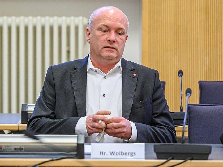 Joachim Wolbergs, suspendierter Oberbürgermeister von Regensburg, sitzt im Verhandlungssaal im Landgericht. Foto: Armin Weigel/dpa