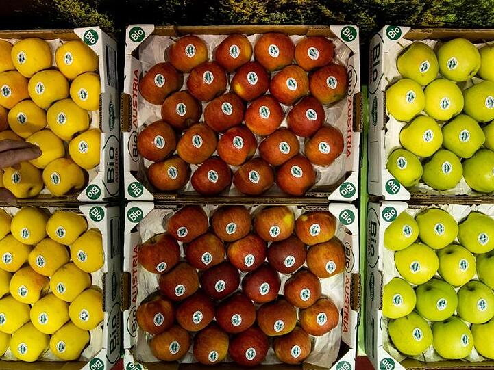 Bio-Äpfel der Sorte Opal (l-r), Elstar und Golden Delicious. Foto: Daniel Karmann/dpa