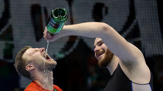 Die Magdeburger Philipp Weber (l) und Torwart Mike Jensen feiern ausgelassen.