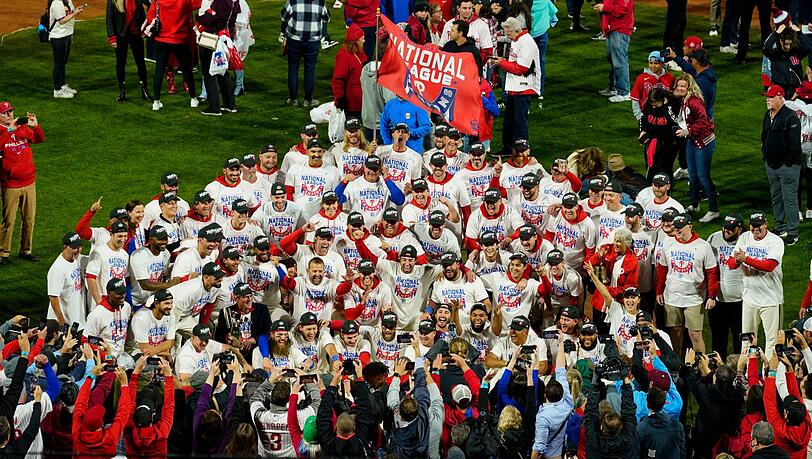 Die Philadelphia Phillies jubeln nach dem Sieg.