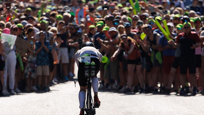 Pim Van Diemen, Triathlet aus den Niederlanden, fährt beim Datev Challenge Roth während der Radetappe am Solarer Berg.