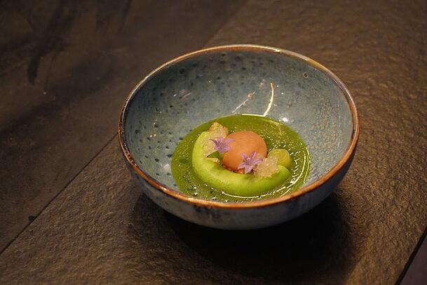 Der erste Gang: Sellerie-Gurken- Gazpacho mit Kombucha- Ingwer-Sorbet Der erste Gang: Sellerie-Gurken- Gazpacho mit Kombucha- Ingwer-Sorbet