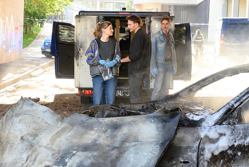 Nach der Explosion von zwei Sprengsätzen können Hauptkommissarin Pia Heinrich (Ines Marie Westernströer), Hauptkommissar Leo Hölzer (Vladimir Burlakov, Mitte) und Hauptkommissar Adam Schürk (Daniel Sträßer) nur wenige Spuren sicherstellen. Nach der Explosion von zwei Sprengsätzen können Hauptkommissarin Pia Heinrich (Ines Marie Westernströer), Hauptkommissar Leo Hölzer (Vladimir Burlakov, Mitte) und Hauptkommissar Adam Schürk (Daniel Sträßer) nur wenige Spuren sicherstellen.