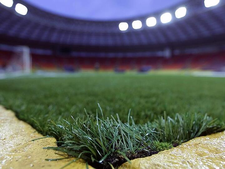 Louis van Gaal würde einen Kunstrasen wie diesen im Moskauer Luschniki auch in der Bundesliga begrüßen.
