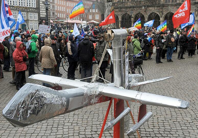 und die geplante Anschaffung von Kampfdrohnen für die Bundeswehr.