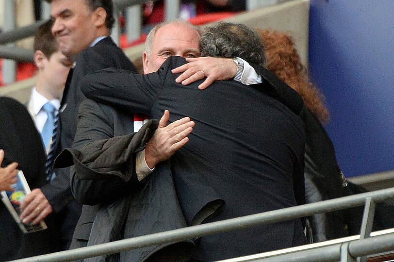 Zwischen hoffen und bangen. So erlerbt Uli Hoeneß den denkwürdigen Abend in London. Die Bilder aus dem Wembley Stadion und dem anschließenden Bayern-Bankett