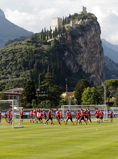 Das Traingsgelände liegt in Riva am nördlichen Ende des Gardasees. Nicht der schlechteste Ort für ein Trainingslager wie man siehtDer FC Bayern in Riva am Gardasse: Sehen Sie hier die ersten Bilder aus dem Trainingslager!