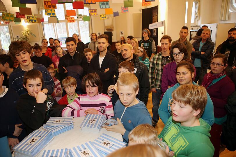 Tolle Weihnachtsaktion der Löwen: Die Profis des TSV 1860 besuchten die Bayerische Landesschule für Körperbehinderte Kinder in der Münchner Kurzstraße.