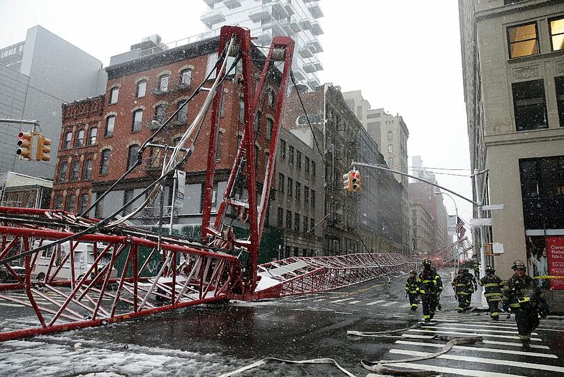Der riesige Kran stürzte der Länge nach auf die Straße und begrub Autos unter sich. Bilder aus New York.