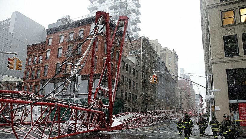 Der riesige Kran stürzte der Länge nach auf die Straße und begrub Autos unter sich. Bilder aus New York. Der riesige Kran stürzte der Länge nach auf die Straße und begrub Autos unter sich. Bilder aus New York.
