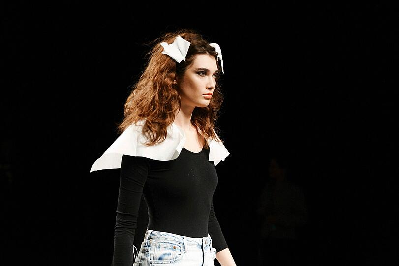 Raus aus der Maske, rein in die Couture: Ein Model übt den Blick.