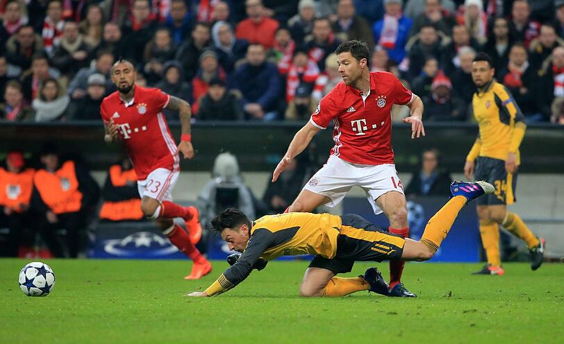 Xabi Alonso: Note 3. Ganz stark zu Beginn, dominierte mit seinen Pässen das Zentrum &ndash; doch dann ließ er körperlich nach. Mit einigen vermeidbaren Fehlern.