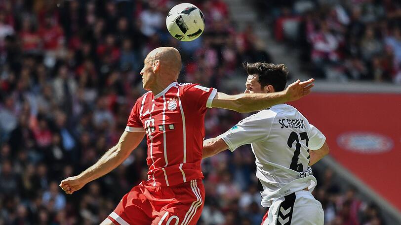 Arjen Robben Note 1: Wie alt soll dieser Robben sein? 33? Flitzte mit der Energie eines 20-Jährigen über die rechte Seite, schlenzte den Ball zum 1:0 ins Tor (4.). Traf noch die Latte (69.). Der Schuss war noch abgefälscht. Robben wird seinen Hinterläufer Lahm wohl am meisten vermissen.