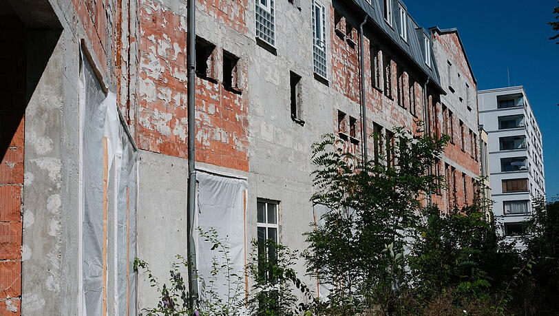 So sieht das Gebäude an der Freischützstraße schon seit Jahren aus. Einen Schandfleck nennen es die Bewohner von Johanneskirchen. Wie geht es dort weiter?
