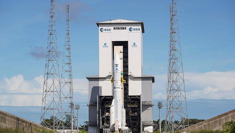 Die Ariane-6-Rakete der Europäischen Weltraumorganisation (ESA) mit dem Erdbeobachtungssatelliten Sentinel 1-D vor dem Start. Das europäische Unternehmen ArianeGroup hat auch einen Standort in Ottobrunn.