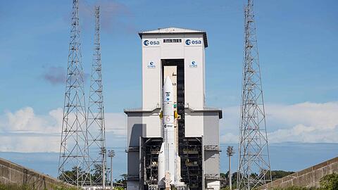 Die Ariane-6-Rakete der Europäischen Weltraumorganisation (ESA) mit dem Erdbeobachtungssatelliten Sentinel 1-D vor dem Start. Das europäische Unternehmen ArianeGroup hat auch einen Standort in Ottobrunn.