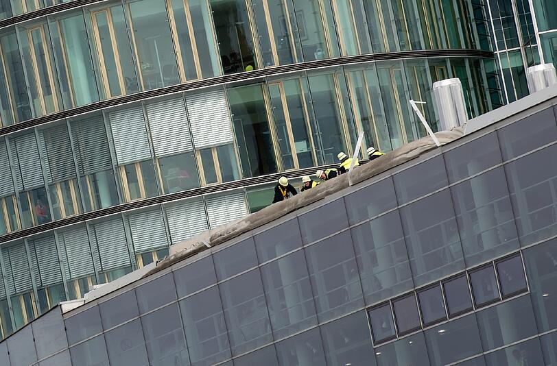 In München musste die Donnersberger Brücke vorübergehend gesperrt werden, weil einzelne Teile der umstehenden Häuser auf die Straße flogen.
