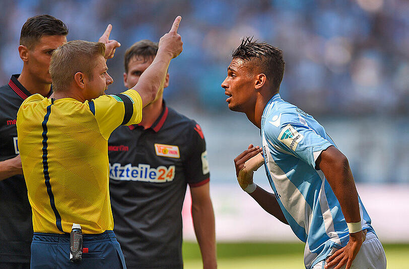 Kein Elfmeter? Löwen-Stürmer Rubin Okotie (r.) diskutiert mit Schiedsrichter Thorsten Schriever beim 0:0 der Sechziger gegen Union Berlin.