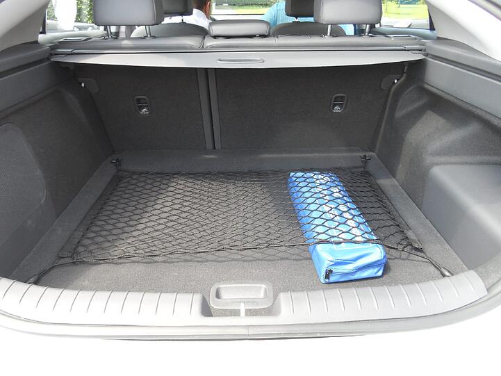Der Kofferraum des Hyundai Ioniq Hybrid (Foto) fasst alltagstaugliche 443 bis 1.505 Liter, der des Electric ist etwas kleiner.