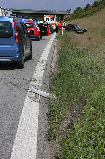 Das Auto ist von der Straße abgekommen und hat sich anschließend mehrmals überschlagen. Die Bilder des Unfalls.