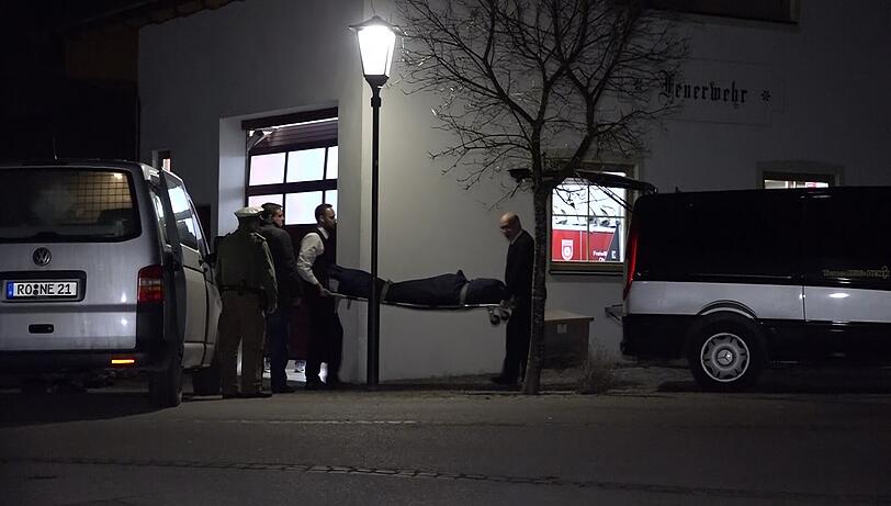 Bilder vom Sonntagabend: Siegfried Rauch sackt am Sonntag in seinem Wohnort Obersöchering südlich von München zusammen und fällt anschließend eine Treppe hinab. Der Sturz war nicht todesursächlich. Die Obduktion des Leichnams ergab: Herzversagen.