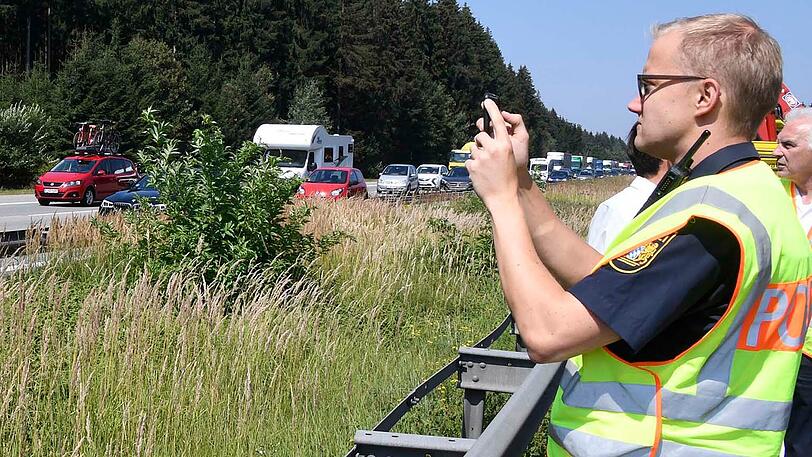 Die Polizei steht auf der anderen Seite und dokumentiert die Gaffer.