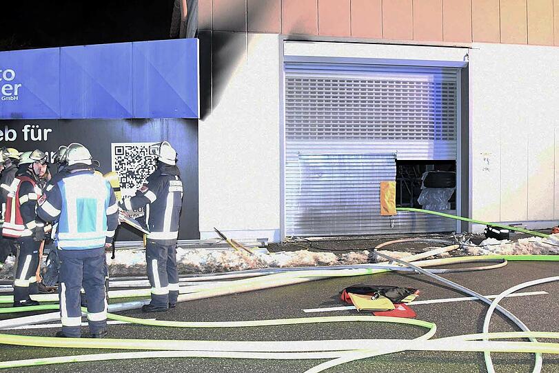 Stundenlang musste die Feuerwehr den Gas-Tank kühlen, um eine Explosion zu verhindern.