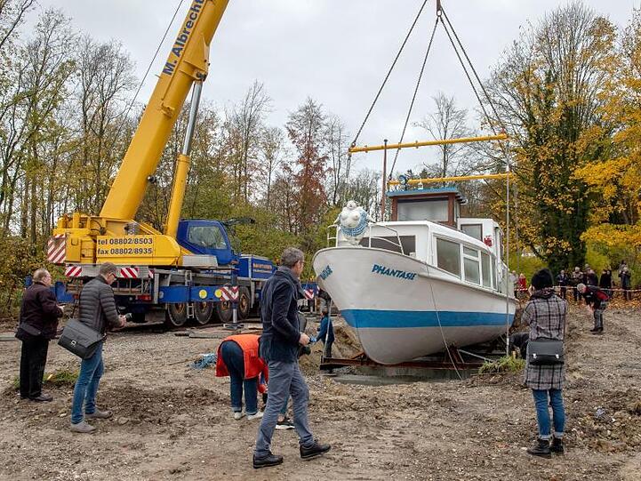Mit einem schweren Lastenkran wird das Museumsschiffs "MS Phantasie" auf dem Gelände des Buchheim-Museums gehoben. Foto: Peter Kneffel/dpa