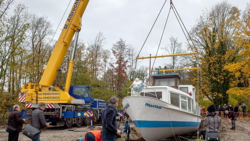Mit einem schweren Lastenkran wird das Museumsschiffs "MS Phantasie" auf dem Gelände des Buchheim-Museums gehoben. Foto: Peter Kneffel/dpa Mit einem schweren Lastenkran wird das Museumsschiffs "MS Phantasie" auf dem Gelände des Buchheim-Museums gehoben. Foto: Peter Kneffel/dpa