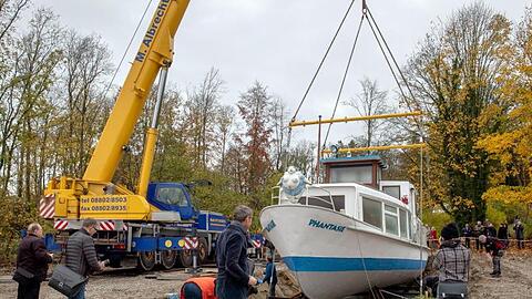 Mit einem schweren Lastenkran wird das Museumsschiffs "MS Phantasie" auf dem Gelände des Buchheim-Museums gehoben. Foto: Peter Kneffel/dpa