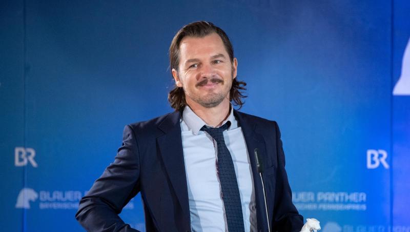 Felix Klare, Schauspieler, spricht während der Verleihung des Bayerischen Fernsehpreises.