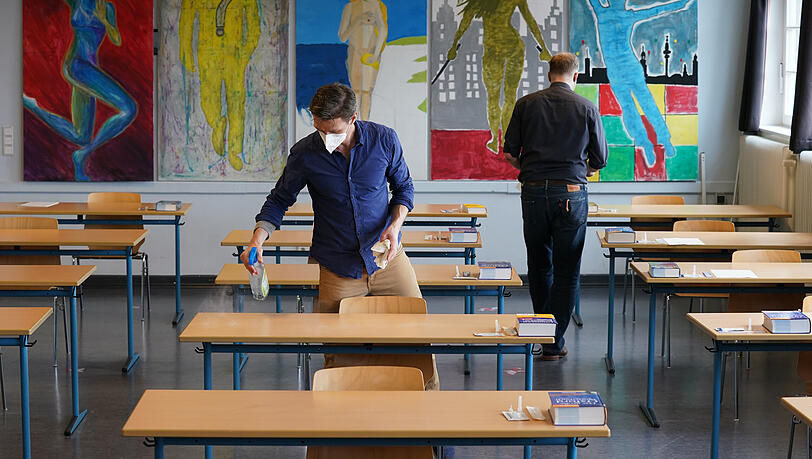Lehrer sollen innerhalb der Prioritätsgruppe nach vorne geschoben werden, fordert OB Dieter Reiter. (Symbolbild)