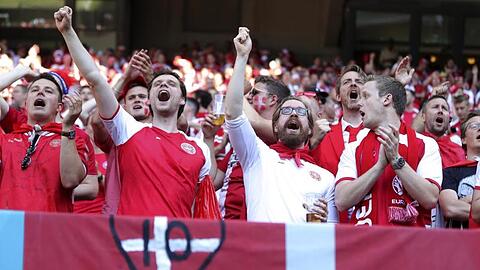 Stay strong Eriksen: Zu Ehren des Spielmachers wurden zahlreiche Banner und Fahnen im Stadion angebracht.
