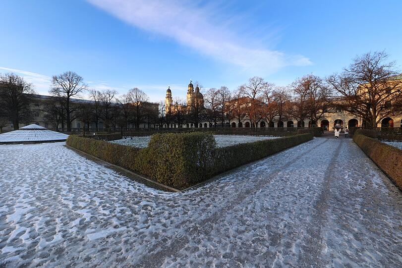 Strenge Geometrie, strenger Frost: der Hofgarten in der Früh.