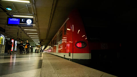 Eine abgestellte S-Bahn am Halt "München Flughafen": Mit dem Überwerfungsbauwerk können sich zukünftig S-Bahnen der Linien S1 und S8 ungehindert kreuzen.