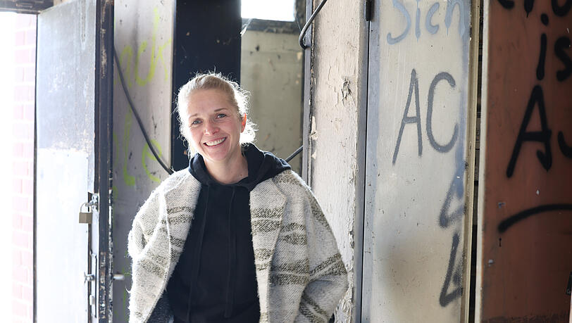 Alexa Steinke auf der Backsteinchen-Baustelle. Alexa Steinke auf der Backsteinchen-Baustelle.