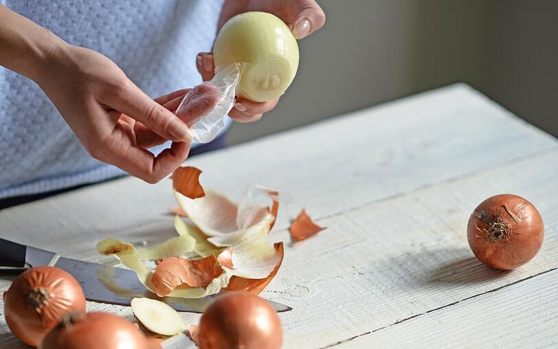 In der Zwiebel sind wertvolle Vitamine und Mineralstoffe enthalten, besonders Vitamin C, Folsäure und Kalium. Ein weiterer Vorteil: Zwiebeln enthalten so gut wie kein Fett und auch Kalorien sind rar - auf 100 Gramm kommen gerade mal 30 Kalorien. In der Zwiebel sind wertvolle Vitamine und Mineralstoffe enthalten, besonders Vitamin C, Folsäure und Kalium. Ein weiterer Vorteil: Zwiebeln enthalten so gut wie kein Fett und auch Kalorien sind rar - auf 100 Gramm kommen gerade mal 30 Kalorien.
