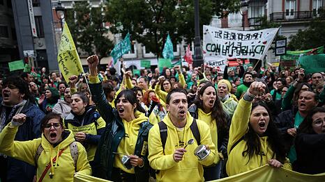 Regionalpr&auml;sidentin Ayuso macht Spaniens Regierungschef S&aacute;nchez f&uuml;r die Proteste mitverantwortlich.