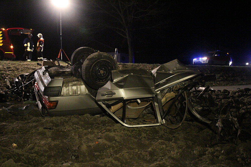 Bei einem Verkehrsunfall am Mittwochabend in Waging am See ist ein 49 Jahre alter Autofahrer ums Leben gekommen, nachdem er frontal gegen einen Baum gerast war.
