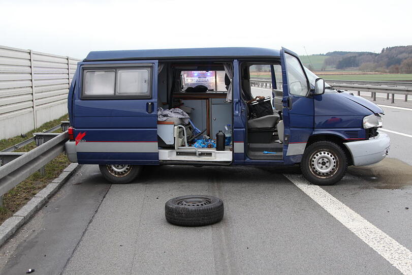 Bei dem schweren Unfall auf der A94 bei Ampfing werden die zwei Fahrer verletzt.