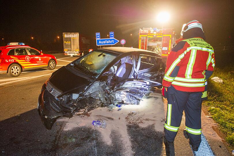 Bei einem Geisterfahrer-Unfall sind auf der A99 bei Ludwigsfeld zwei Menschen ums Leben gekommen. Die Bilder